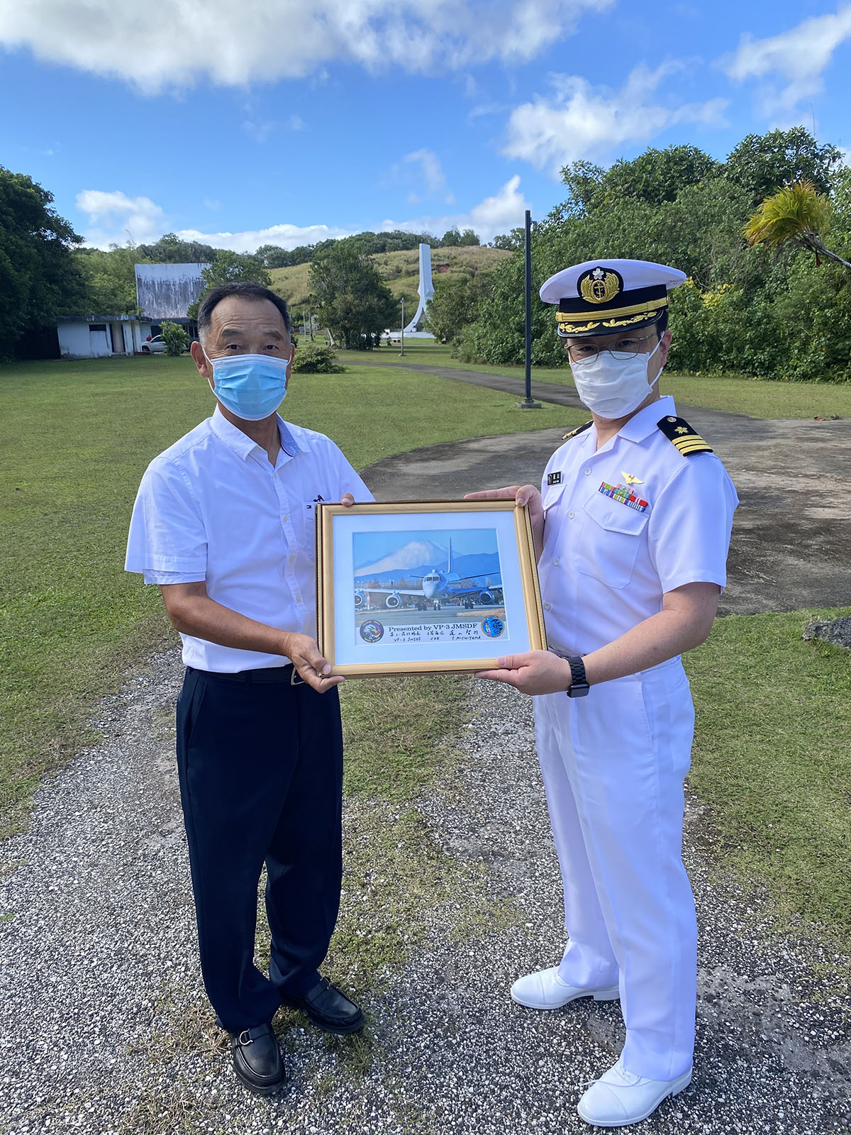 海上自衛隊の指揮官が慰霊に訪れてくださいました